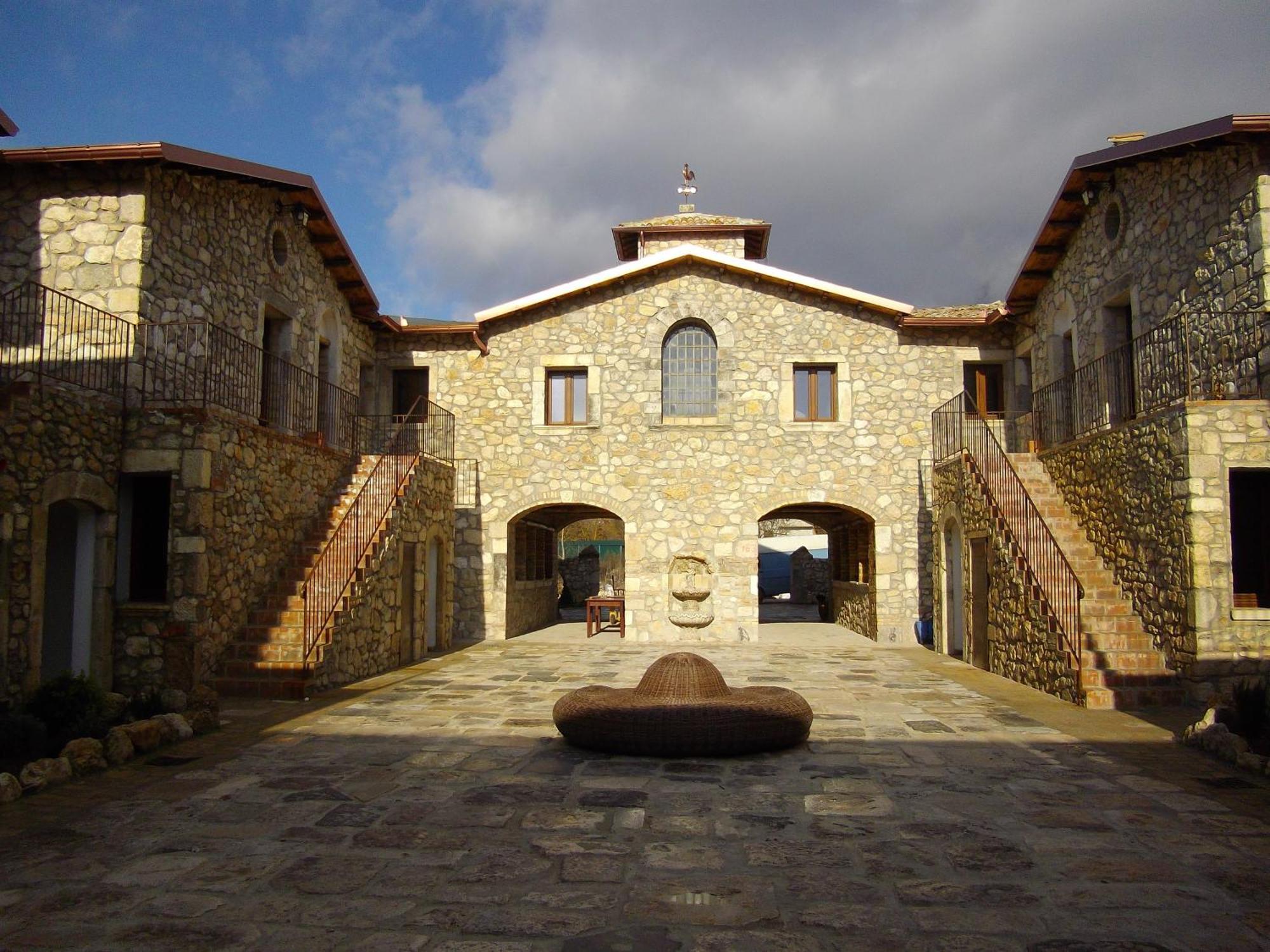 Hotel Il Feudo Dei Pierleoni Celano Exteriör bild
